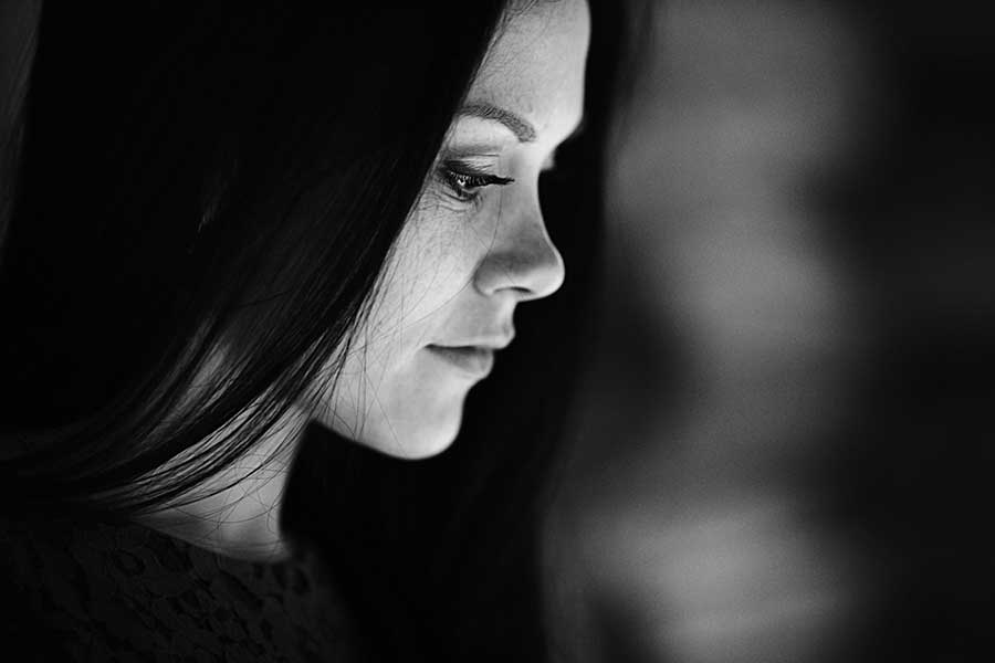 woman showing signs of bpd