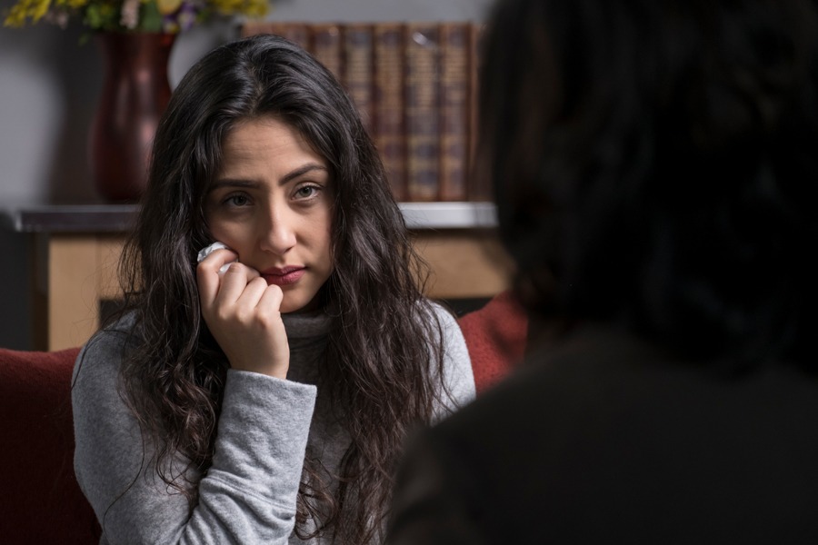 a therapist instructing her patient to follow the 3Ps Recovery.