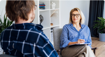 patient with kratom addiction being counseled by therapist