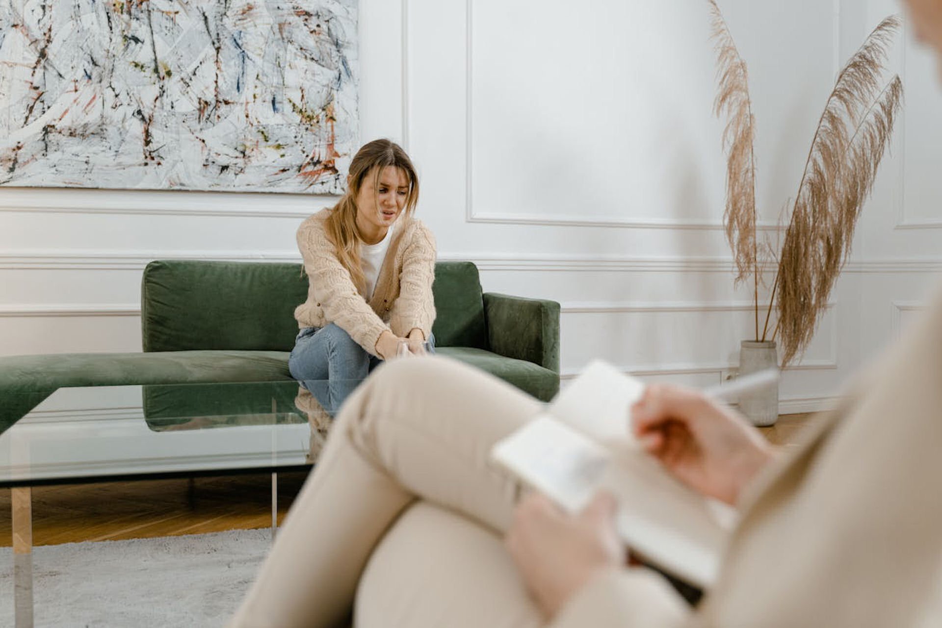 therapist discussing the advantages of the Pacific Northwest Rehab Center with her patient