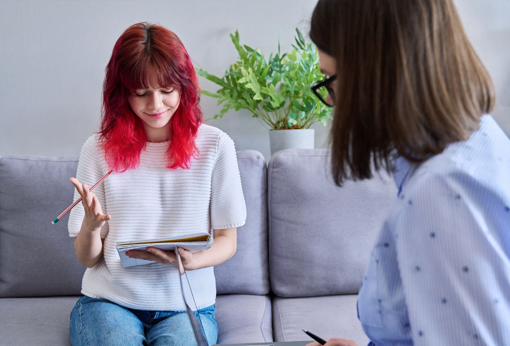 patient and therapist discuss meth addiction recovery